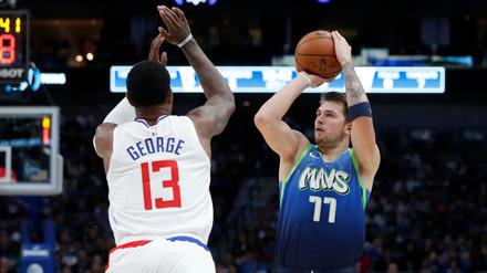 Treffsicher. Luka Doncic (rechts) muss sich vor Superstars wie Paul George (links) nicht mehr verstecken.
