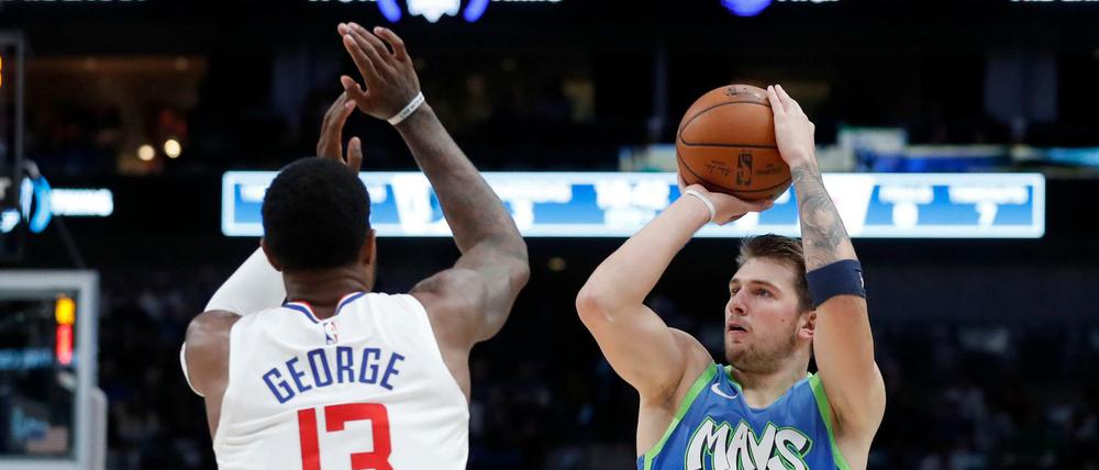 Treffsicher. Luka Doncic (rechts) muss sich vor Superstars wie Paul George (links) nicht mehr verstecken.
