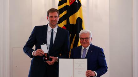 Großer Ehre für großen Sportler: Dirk Nowitzki erhielt das Bundesverdienstkreuz aus den Händen von Frank-Walter Steinmeier.