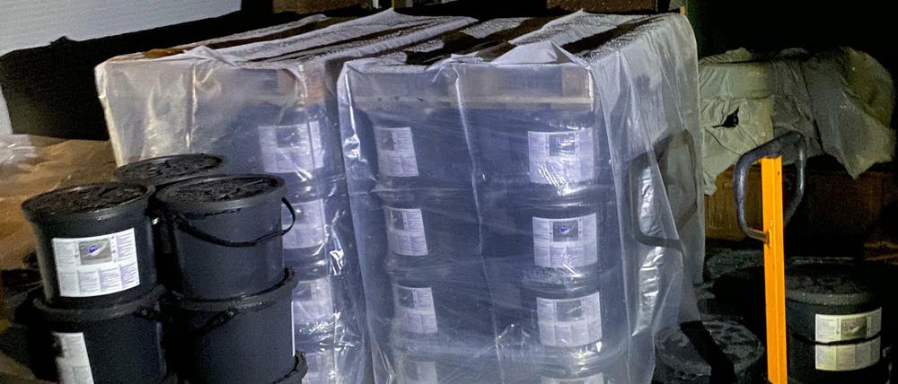 28 mit Kunststofffolie umwickelte Europaletten mit je 32 Plastikeimern wurden gefunden - darin Marihuana.