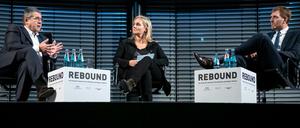 Nach dem Ausstieg: Sigmar Gabriel (l.) unterhält sich mit Dirk Nowitzki (r.) über die Zukunft, Tagesspiegel-US-Korrespondentin Juliane Schäuble moderiert.