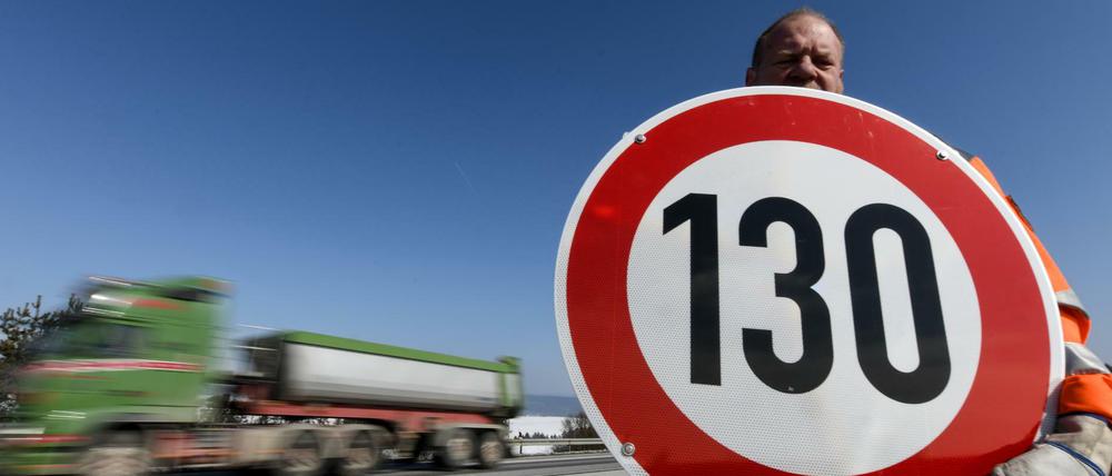 Kaum ein Thema ist so umstritten wie eine mögliche generelle Geschwindigkeitsbegrenzung auf deutschen Autobahnen.