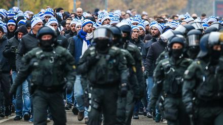 Eins, zwei, Polizei: Die Einsatzkräfte haben regelmäßig mit Fußballfans zu tun.
