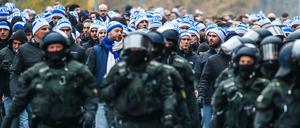 Eins, zwei, Polizei: Die Einsatzkräfte haben regelmäßig mit Fußballfans zu tun.