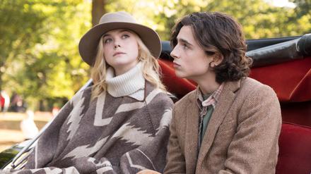Romantische Kutschfahrt im Central Park: Gatsby (Timothée Chalamet) zeigt seiner College-Liebe Ashleigh (Elle Fanning) das gute alte Manhattan.
