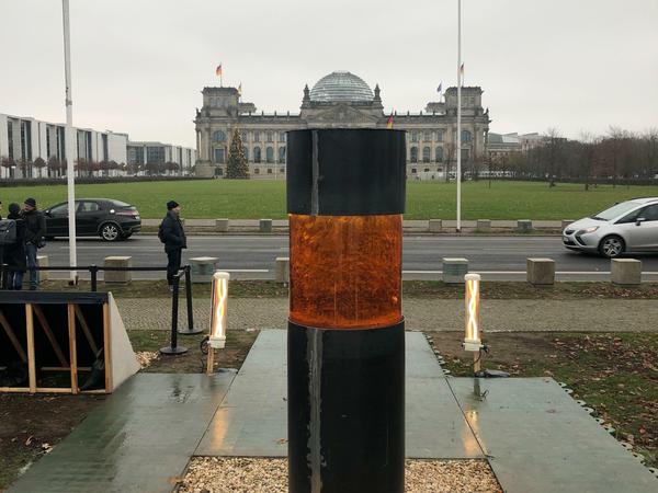 Die Stele ist erstmal nur bis Samstag genehmigt.