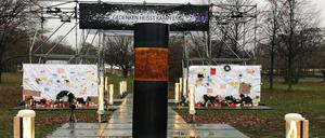 Die Stele steht am Platz der ehemaligen Krolloper.