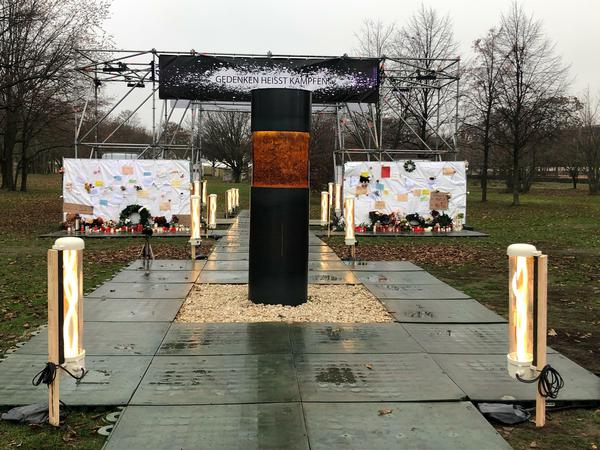 Die Stele steht am Platz der ehemaligen Krolloper.