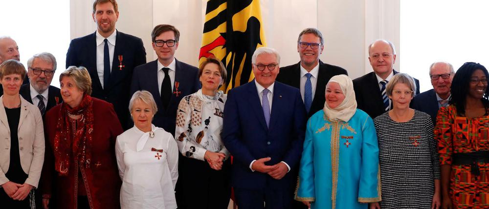 Gruppenbild mit Bundespräsident Frank-Walter Steinmeier.