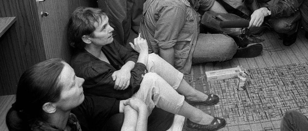 Bürgerrechtlerin Bärbel Bohley (2.v.li., GDR/Neues Forum) während der Besetzung der Stasi-Zentrale in Berlin, 1990.