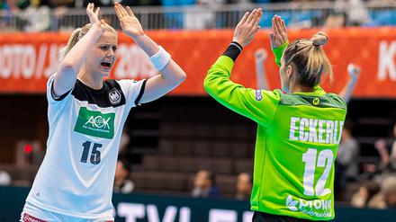 Klatsch ab: Kim Naidzinavicius (links) und Torhüterin Dinah Eckerle haben Grund zu jubeln.