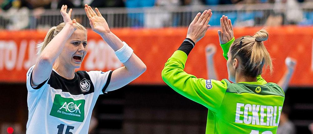 Klatsch ab: Kim Naidzinavicius (links) und Torhüterin Dinah Eckerle haben Grund zu jubeln.
