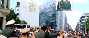 Touristen am Checkpoint Charlie an der Friedrichstrasse in Berlin-Mitte.