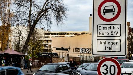 Eines der ersten Diselfahrverbotsschilder in Mitte hängt an einem Pfahl an der Stromstraße.