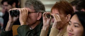 Nichts verpassen: Diese Zuschauer der Anhörung holten sich die Akteure im Justizausschuss ganz nah ran. 