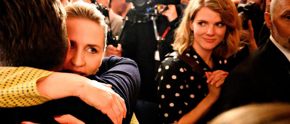 Wie Sozialdemokraten noch siegen können: Parteichefin Mette Frederiksen (2. von links), die hier am Wahlabend feiert, ist inzwischen Ministerpräsidentin von Dänemark.