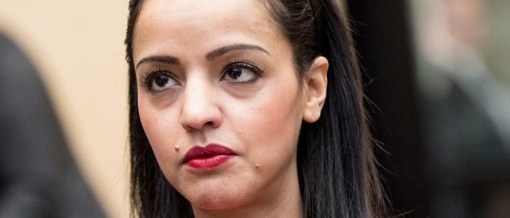 Im Juni 2019 erklärte Chebli, wie sie sich gegen die Angriffe wehrt: Sie stellt 20 bis 30 Strafanzeigen die Woche, sagte sie.