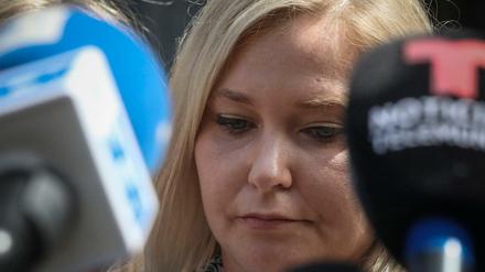 Virginia Roberts Giuffre spricht im Fall Epstein mit Journalisten vor einem Gericht in Manhattan. 