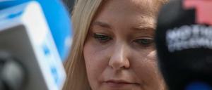 Virginia Roberts Giuffre spricht im Fall Epstein mit Journalisten vor einem Gericht in Manhattan. 