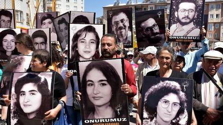 Am 25. Jahrestag protestieren Hinterbliebene der Opfer des Massakers vom 2. Juli 1993 im türkischen Sivas.