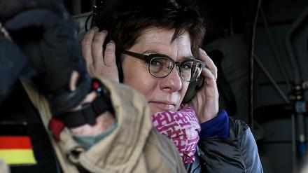 Gut zuhören oder lieber nichts hören? Annegret Kramp-Karrenbauer in einem Black-Hawk-Hubschrauber.