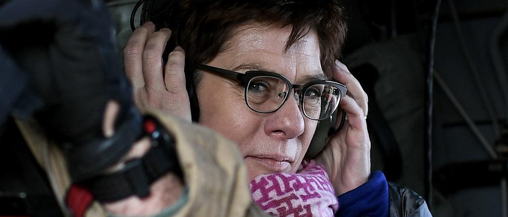 Gut zuhören oder lieber nichts hören? Annegret Kramp-Karrenbauer in einem Black-Hawk-Hubschrauber.