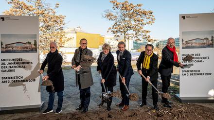Architekt Jacques Herzog, der Regierende Bürgermeister Michael Müller, Kulturstaatsministerin Monika Grütters, Stiftungspräsident Hermann Parzinger, Nationalgalerie-Direktor Udo Kittelmann und Klaus Max Rippel, Leiter des Landesbetriebes Bundesbau Baden-Württemberg (von links nach rechts), beim ersten Spatenstich für das Berliner Museum des 20. Jahrhunderts. 