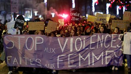 Gewalt gegen Frauen - ein weltweites Phänomen. Frauen demonstrieren im französischen Nantes.