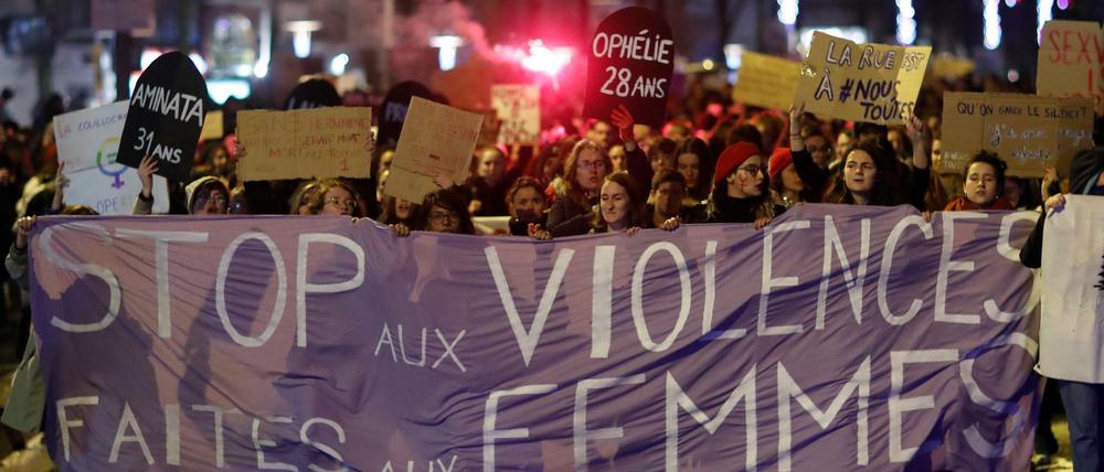 Gewalt gegen Frauen - ein weltweites Phänomen. Frauen demonstrieren im französischen Nantes.