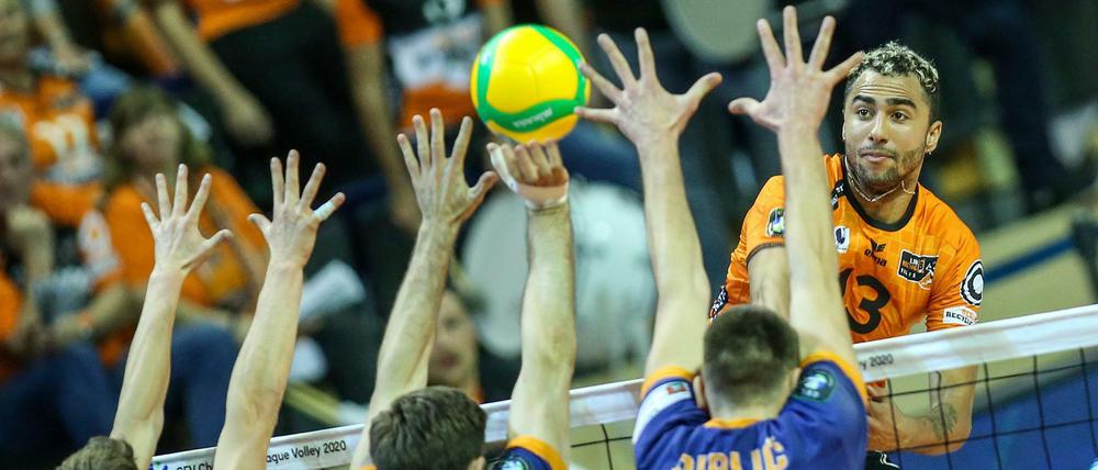 Machtlose Übermacht. Der Block von ACH Volley Ljubljana wird von Berlins Benjamin Patch (rechts) überwunden.