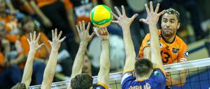 Machtlose Übermacht. Der Block von ACH Volley Ljubljana wird von Berlins Benjamin Patch (rechts) überwunden.