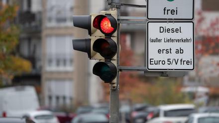 Ein Schild weist an einer roten Ampel auf das Diesel-Fahrverbot für Dieselfahrzeuge unter Euro 5 hin.