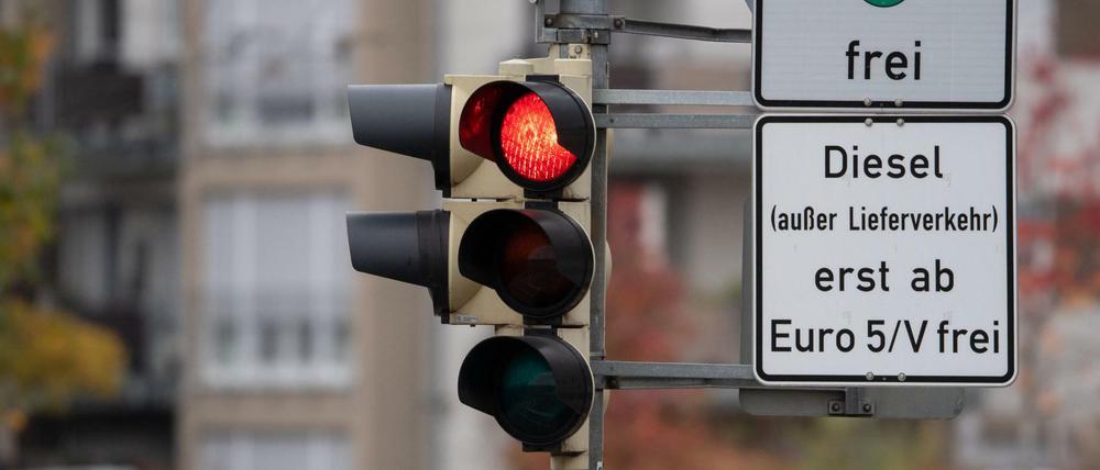 Ein Schild weist an einer roten Ampel auf das Diesel-Fahrverbot für Dieselfahrzeuge unter Euro 5 hin.