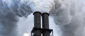 Abluft steigt aus den Schornsteinen des Kohlekraftwerks Moorburg in den Himmel. 