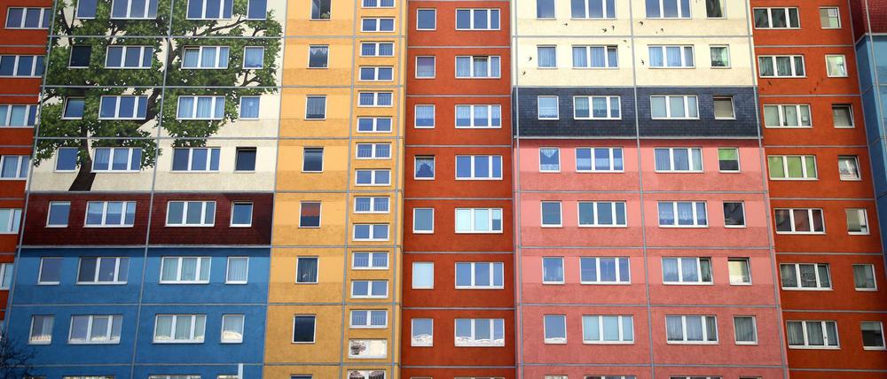 Farbig gestaltete Plattenbauten stehen an der Frankfurter Allee im Bezirk Friedrichshain. 