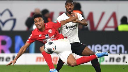 Schieflage abgewendet. Karim Onisiwo (links) und seine Mainzer setzten sich mit 2:1 gegen Frankfurts Almamy Toure und dessen Kollegen durch.  