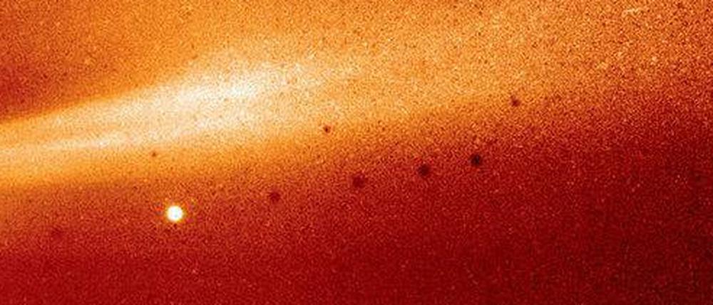 Eine so genannte "Streamer-Struktur" innerhalb der Sonnen-Korona., aufgenommen von der Sonde. Solche Strukturen entstehen, weil Magnetfeldlinien dafür sorgen, dass sich in diesen Bereichen Materie verdichtet.