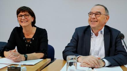 Saskia Esken und Norbert Walter-Borjans nach ihrer Wahl in Berlin.
