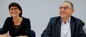Saskia Esken und Norbert Walter-Borjans nach ihrer Wahl in Berlin.