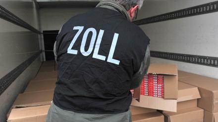 Symbolbild. Ein Zoll-Beamter kontrolliert in Berlin einen LKW.  