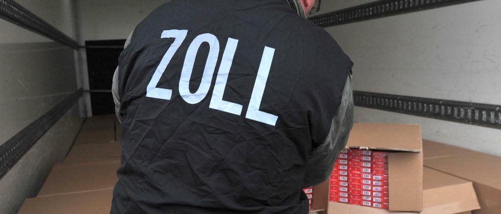 Symbolbild. Ein Zoll-Beamter kontrolliert in Berlin einen LKW.  