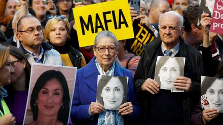 Gerechtigkeit für den Mord an Daphne Caruana Galizia fordern Demonstranten – darunter ihre Eltern Rose und Michael Vella.