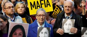 Gerechtigkeit für den Mord an Daphne Caruana Galizia fordern Demonstranten – darunter ihre Eltern Rose und Michael Vella.