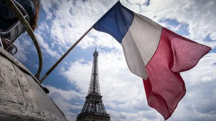 Die Flagge Frankreichs vor dem Eiffelturm in Paris (Symbolbild).