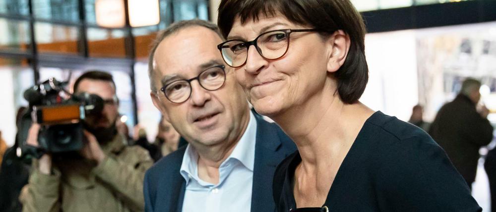 Die künftigen Parteivorsitzenden Norbert Walter-Borjans und Saskia Esken vor dem Willy-Brandt-Haus in Berlin.