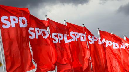 SPD-Fahnen flattern im Wind (Symbolbild).