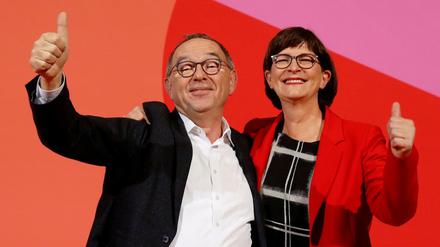Auch Sieger können ihre Meinung ändern: Saskia Esken and Norbert Walter-Borjans geben am Wahlabend Zeichen.