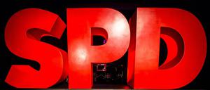 Riesige Buchstaben bilden das SPD-Logo (Illustration). 