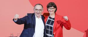 Norbert Walter-Borjans und Saskia Esken jubeln nach Bekanntgabe der Stimmergebnisse. (Archivbild)