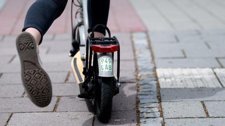 Die E-Scooter sollen die Verkehrswende antreiben. Ihre Ökobilanz überzeugt bislang jedoch nicht.